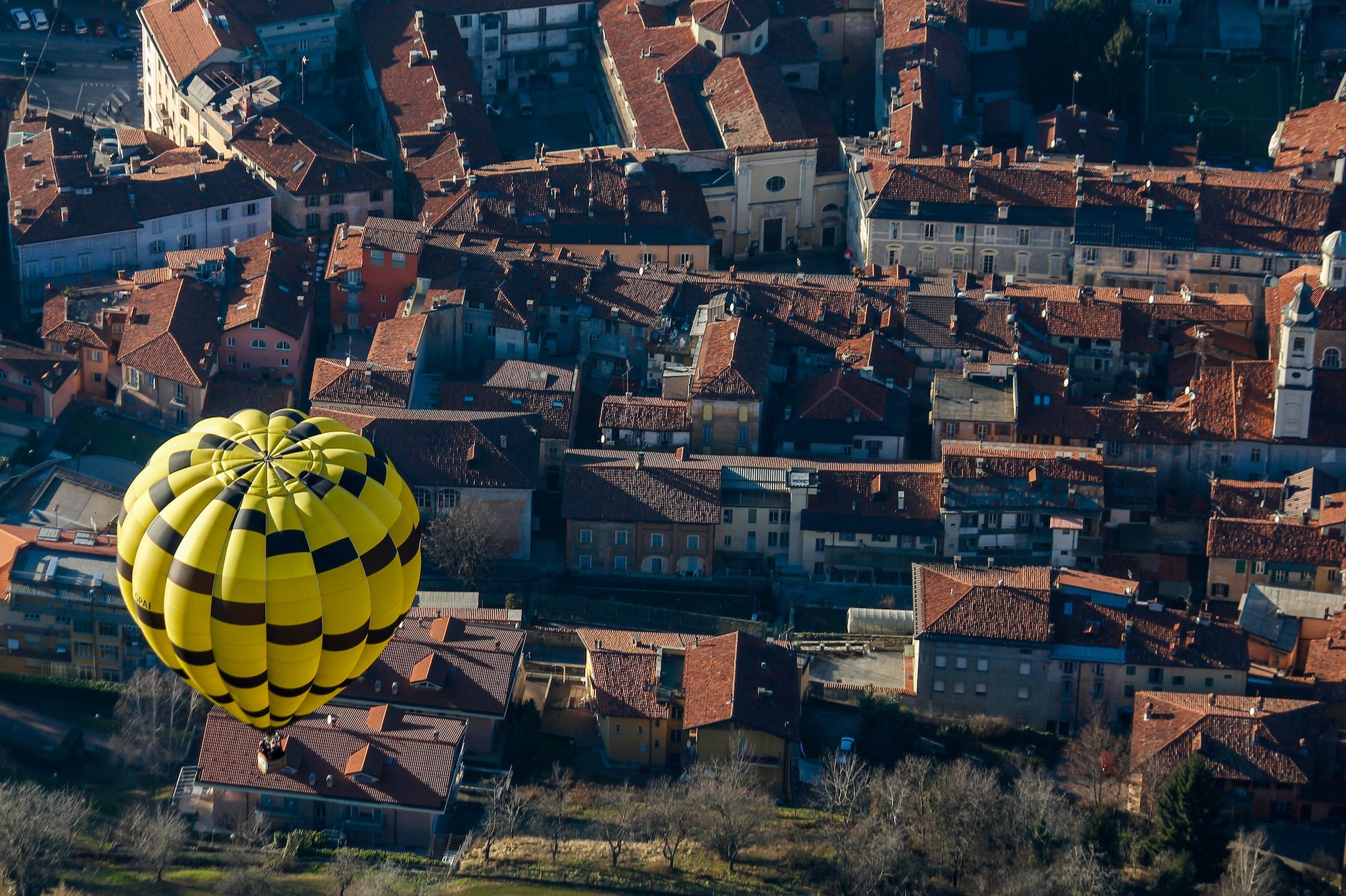 Una mongolfiera sorvola Mondovì