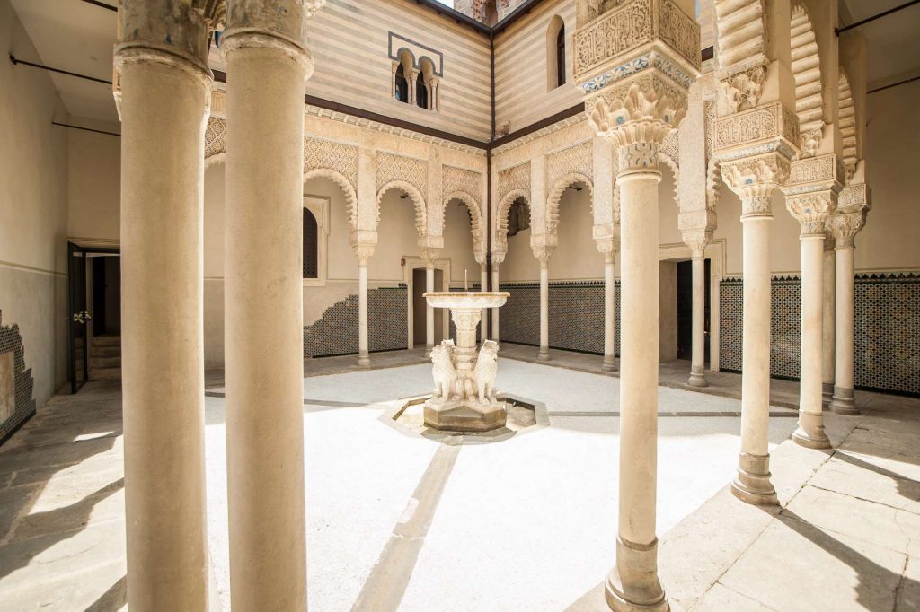 Uno dei cortili della Rocchetta Mattei