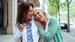L’amicizia che supera i 7 anni può durare per sempre, lo psicologo: "Legami duraturi come atto di resistenza emotiva"