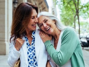 L’amicizia che supera i 7 anni può durare per sempre, lo psicologo: “Legami duraturi come atto di resistenza emotiva”
