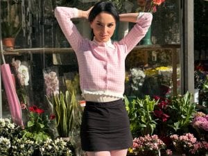 I collant rosa confetto di Arisa sono l’accessorio più trendy della primavera 2026