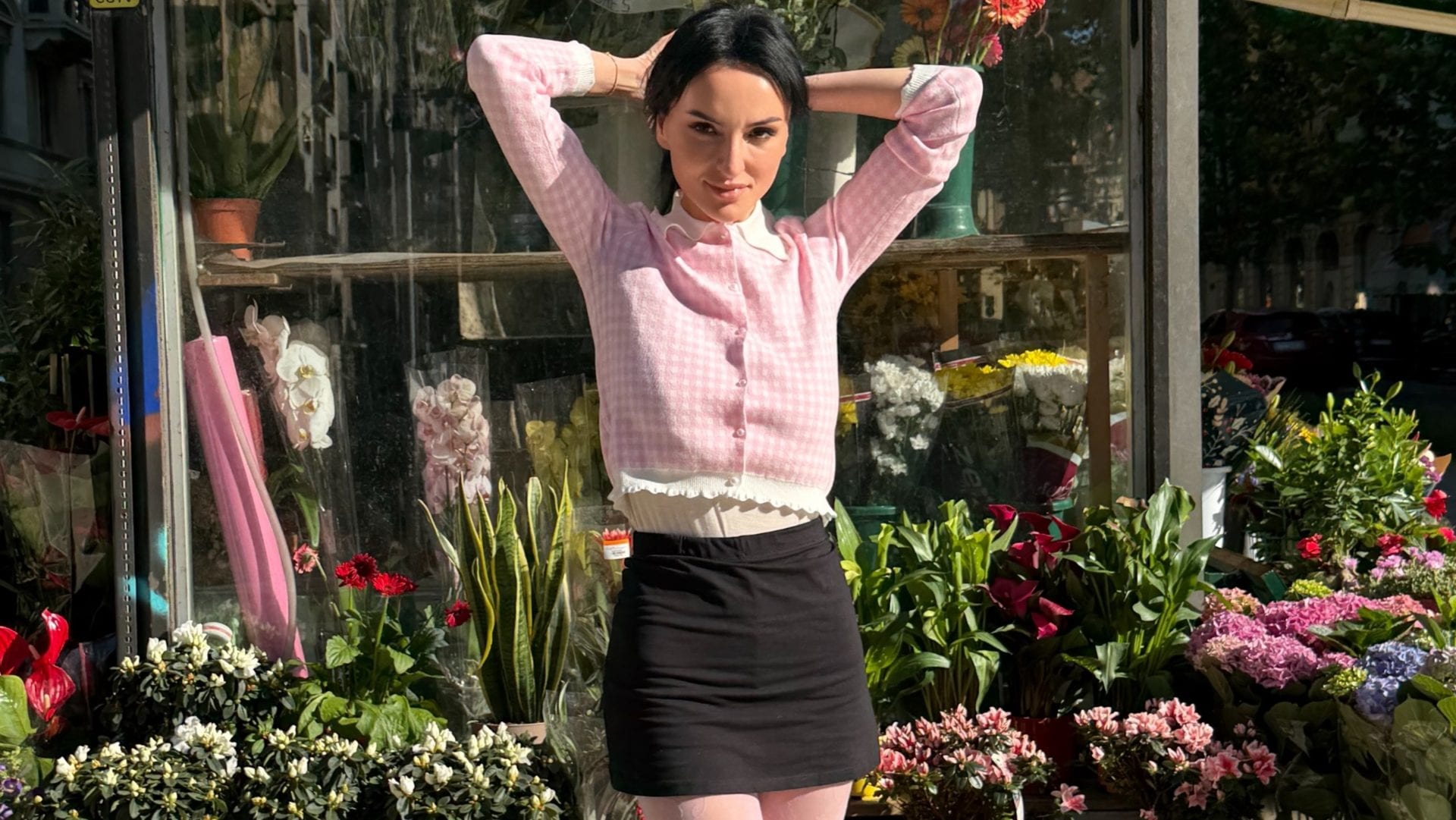 I collant rosa confetto di Arisa sono l'accessorio più trendy della primavera 2026