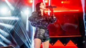 Arisa, look di pelle a Radio Italia Live: ma il dettaglio più trendy è il tacco "spezzato"