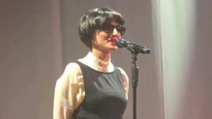 Arisa apre il tour nei teatri con il look di Sincerità: il ritorno di occhiali maxi e caschetto liscio