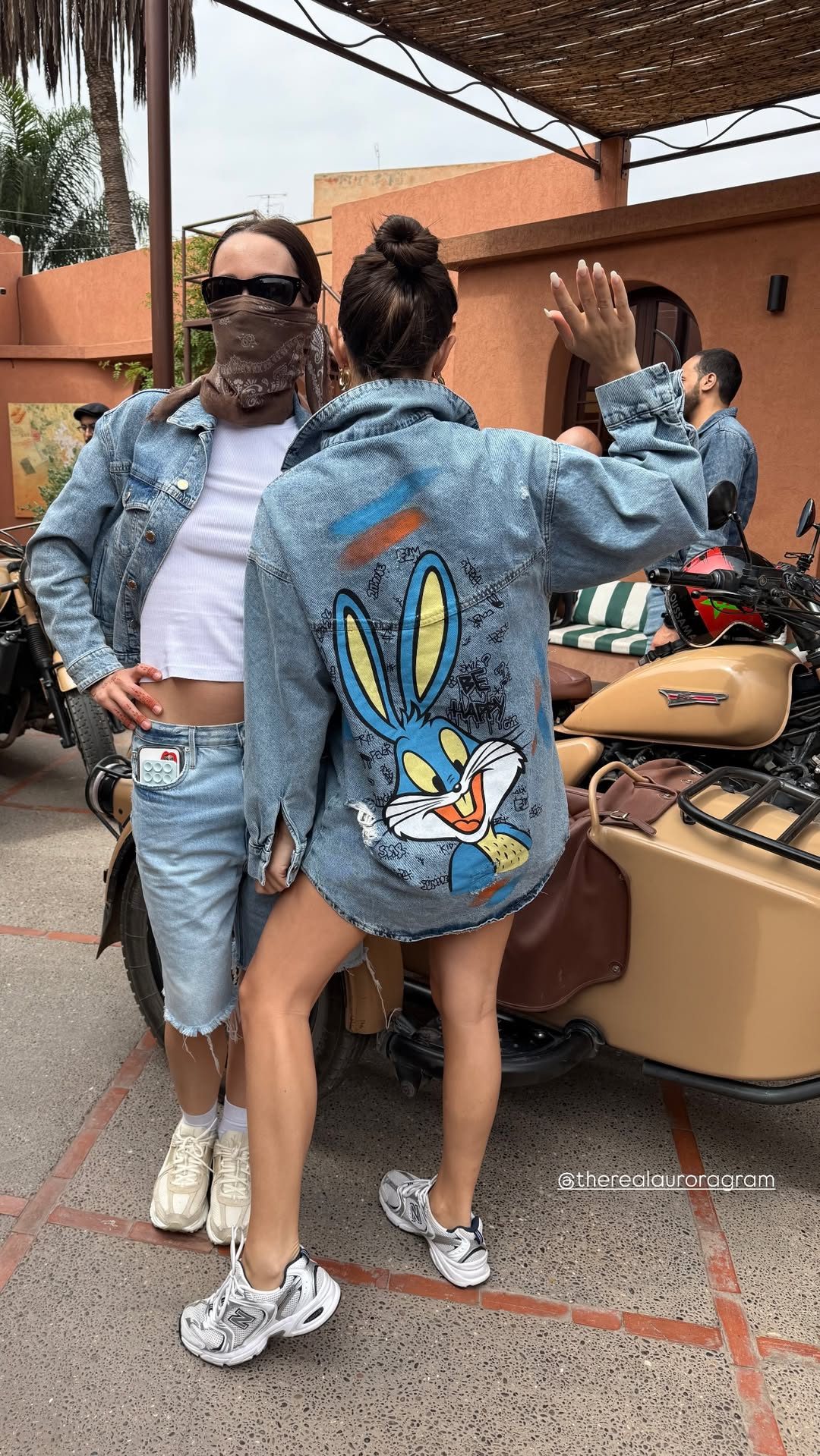 Il look di Aurora Ramazzotti per l’escursione in sidecar
