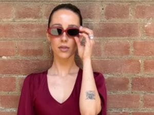 Aurora Ramazzotti alla cresima della sorella Celeste sceglie il bordeaux, con occhiali da sole coordinati