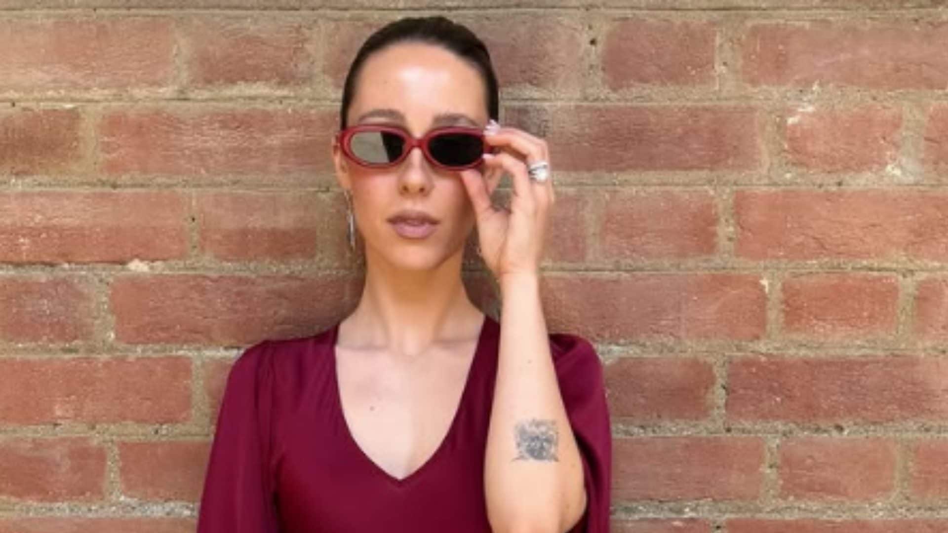 Aurora Ramazzotti alla cresima della sorella Celeste sceglie il bordeaux, con occhiali da sole coordinati