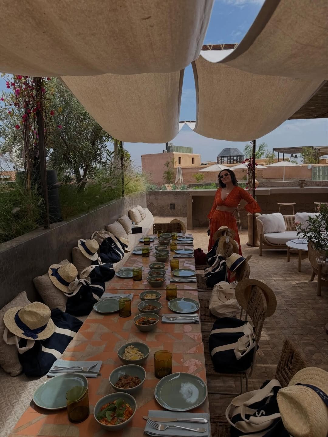 Il pranzo organizzato nel riad con le gift bag per le invitate