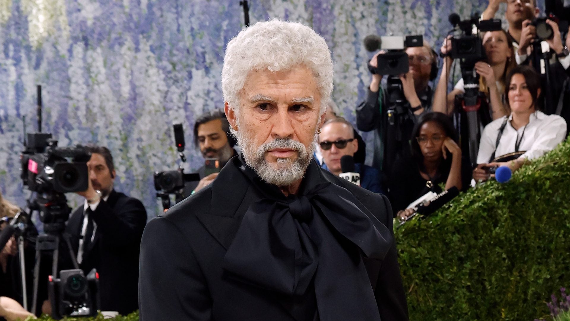 La trasformazione di Bad Bunny al Met Gala: invecchiato di 50 anni con rughe e capelli bianchi