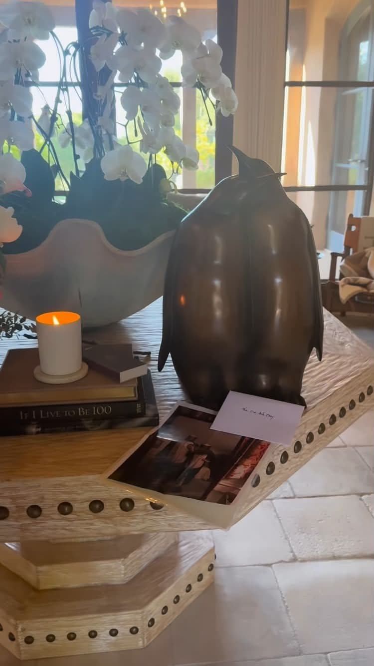La statua a forma di pinguini