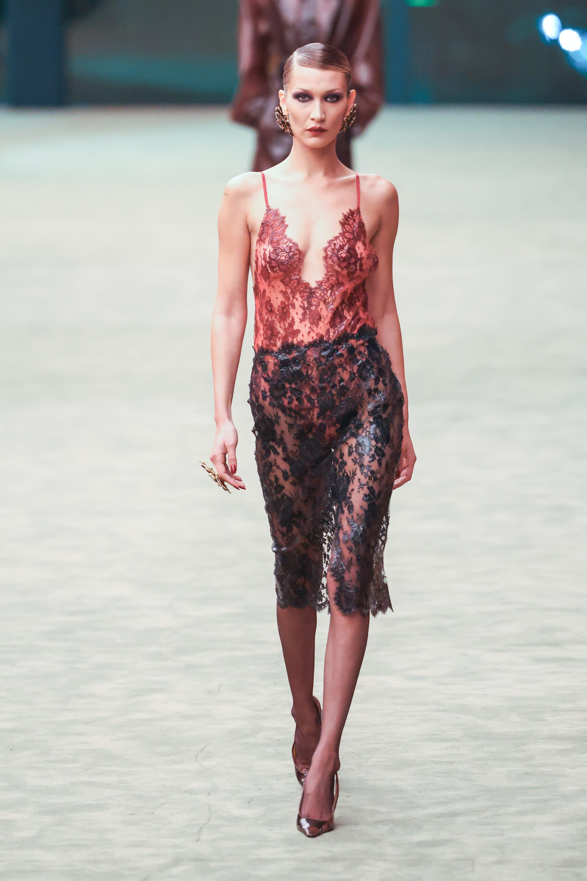 Bella Hadid sfila per Saint Laurent
