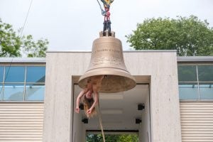 Biennale, donna nuda suona la campana col corpo: “Obbligata ogni ora a diventare un oggetto"