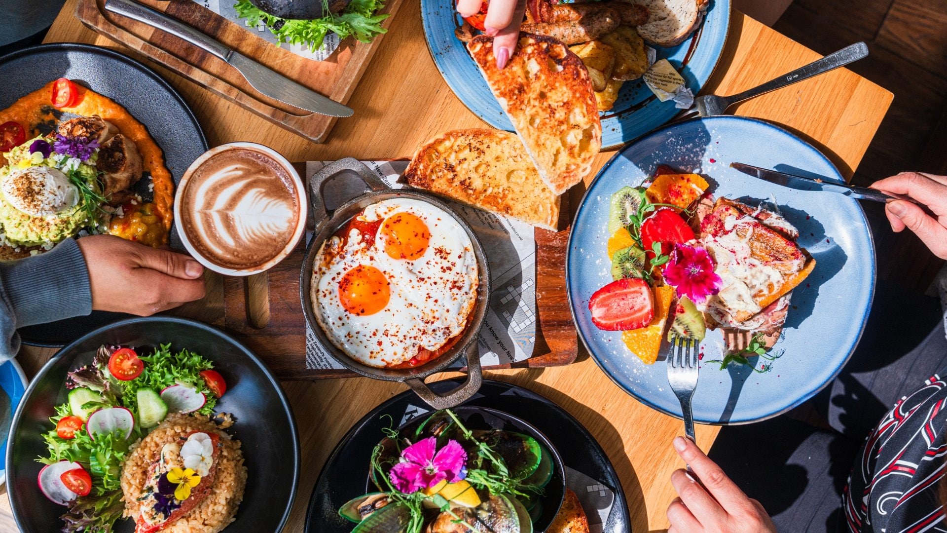 I 10 brunch più particolari da provare in Italia e in Europa: da quello dove adottare gatti a quello nella giungla