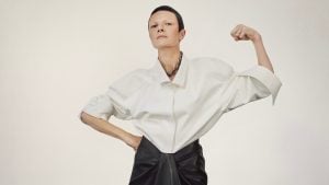 Camicia bianca, il capo chic della P/E 2026: si abbina con jeans o paillettes