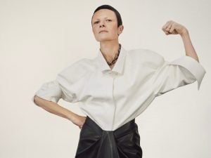 Camicia bianca, il capo chic della P/E 2026: si abbina con jeans o paillettes nei look casual o da cerimonia