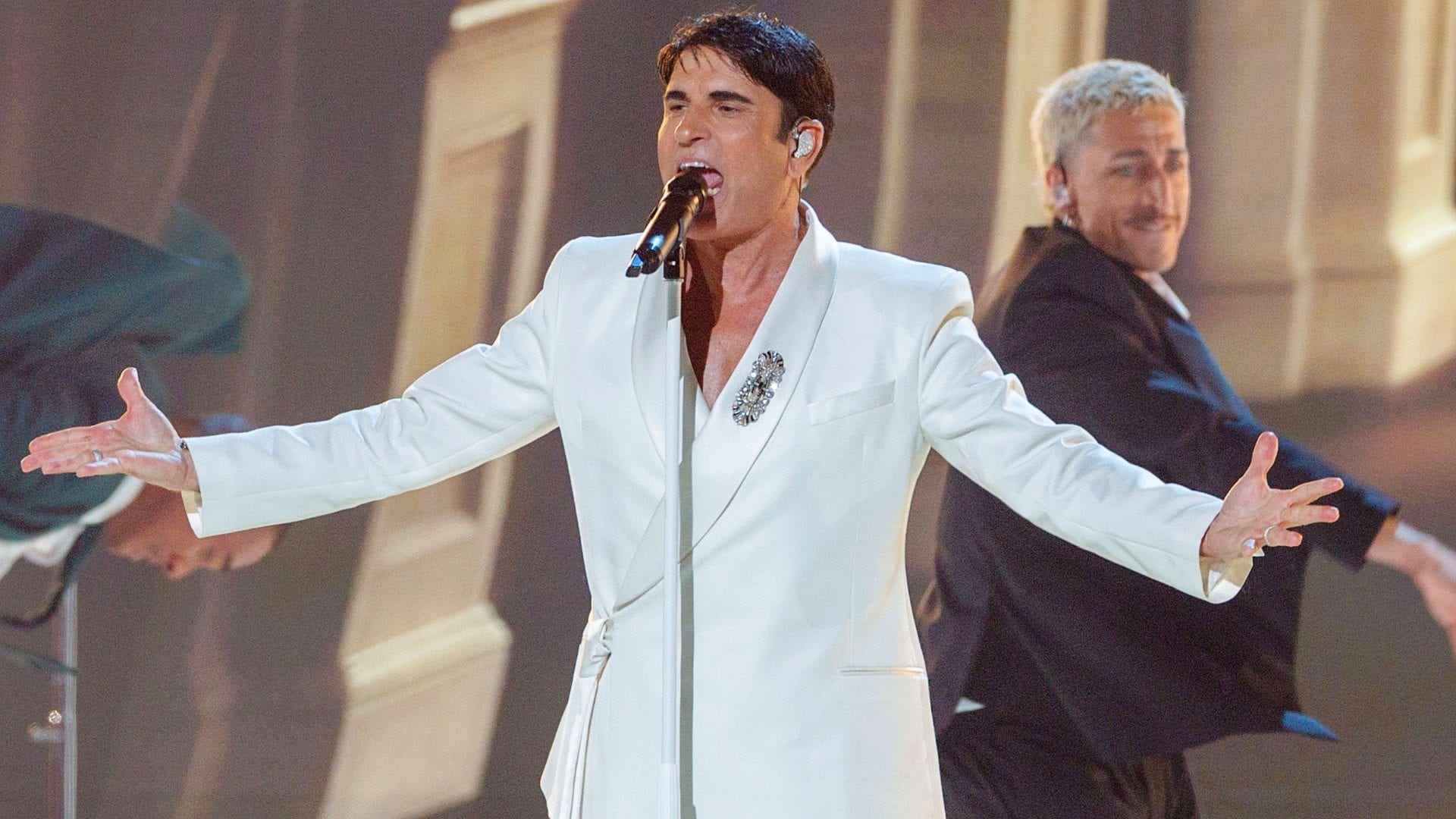 Chi veste Sal Da Vinci all'Eurovision Song Contest 2026: il look bianco è un omaggio a Napoli