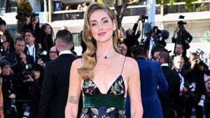 Chiara Ferragni sfila coperta di fiori con i capelli da diva