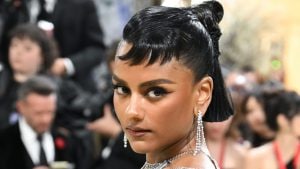 Ciglia a effetto bagnato, il beauty trend da imitare per un look primaverile e romantico