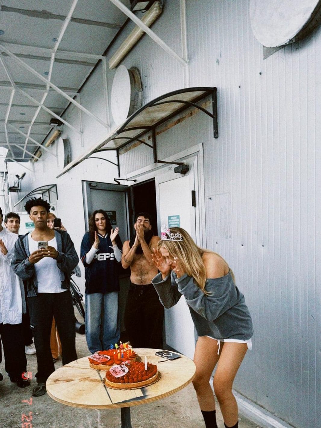 Isobel Kinnear festeggia con gli amici