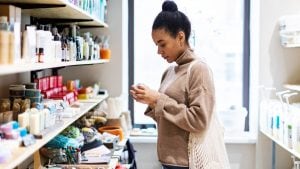 Cosmetici, dal 1° maggio il via alle nuove regole: dai profumi allo shampoo cosa cambia per proteggere la salute
