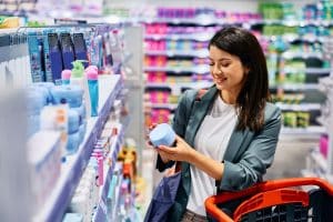 Cosmetici e profumi vietati dall'1 maggio: come controllare se i prodotti in negozio e a casa sono tossici