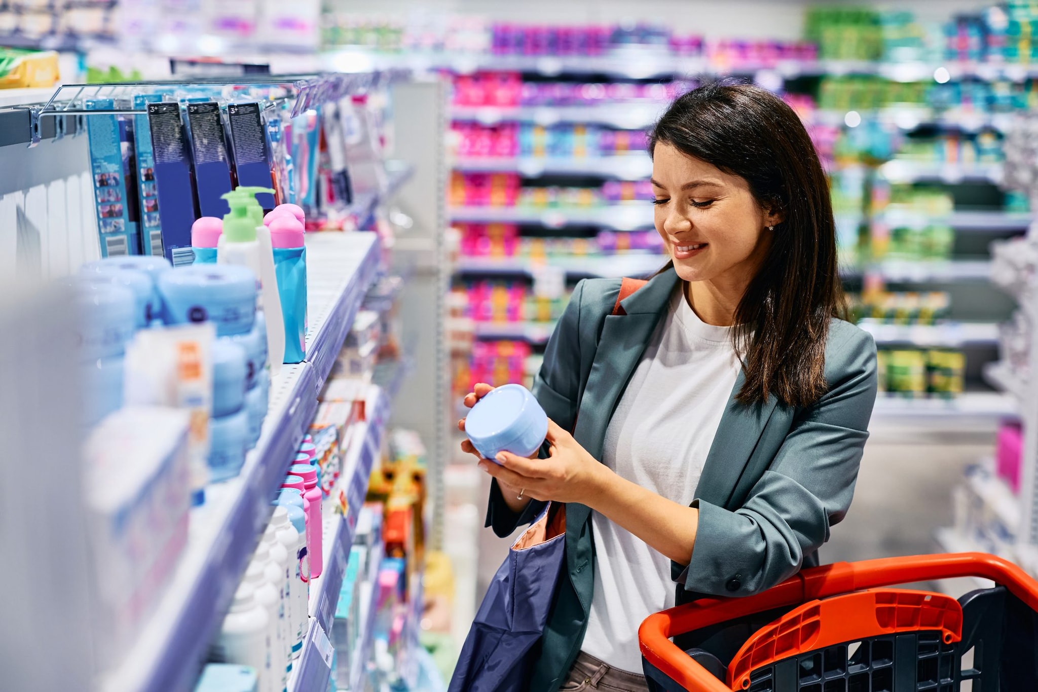 Cosmetici e profumi vietati dall'1 maggio: come controllare se i prodotti in negozio e a casa sono tossici