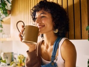 Pausa caffè, canzone preferita e passeggiata: cosa sono le micro-gioie, che migliorano la vita allontanando lo stress