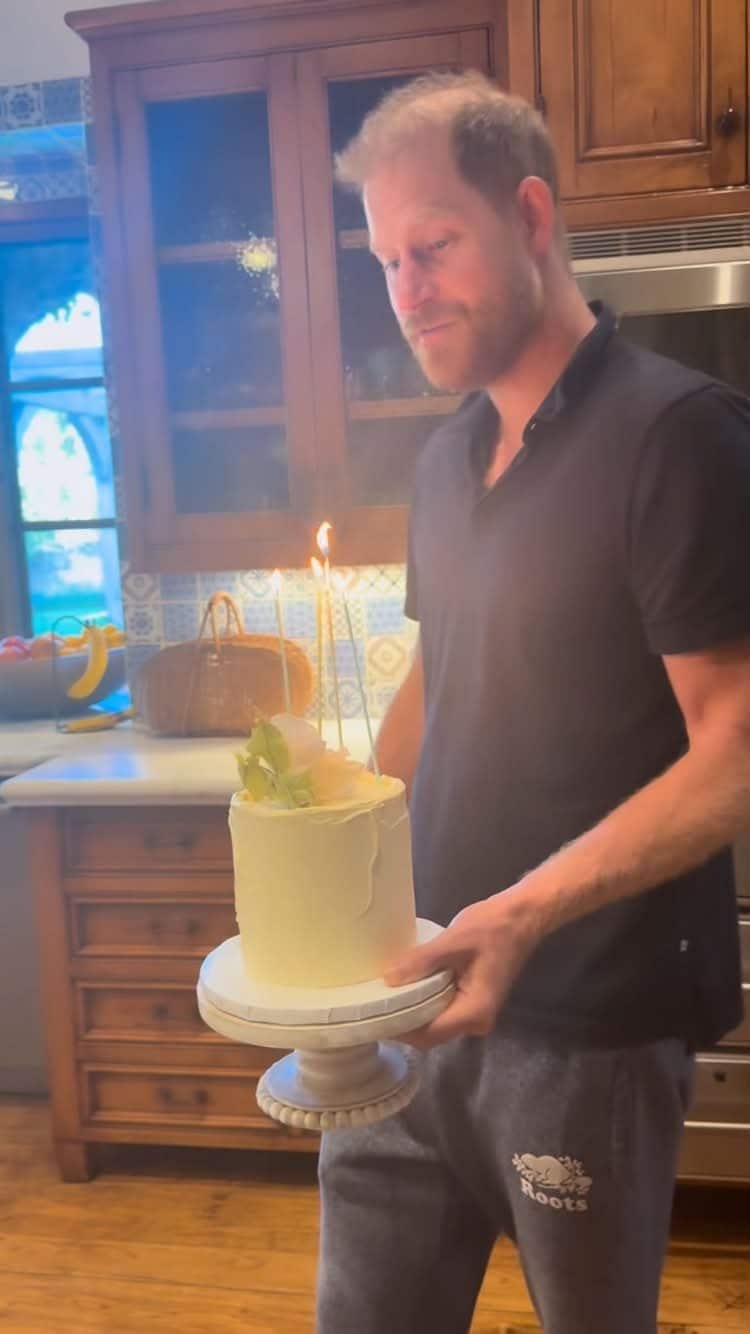 Harry con la torta per l’anniversario di nozze
