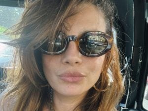 Emma Marrone festeggia i 42 anni con gli occhiali griffati: “Since ’84 sempre fresca”