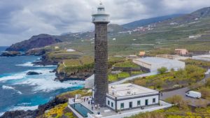 L'antico faro delle Canarie diventa un hotel di lusso: quanto costa dormire nel mezzo dell'oceano