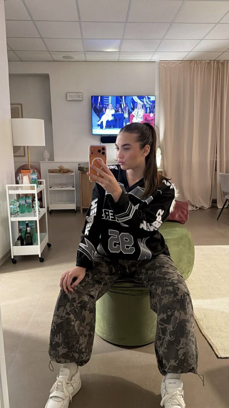 Chanel Totti con la maglia da baseball