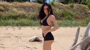 Addio micro tanga: il bikini dell’estate 2026 ha la culotte a vita alta, come quello di Giulia De Lellis