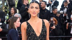 Giulia Salemi sfila a Cannes 2026: look scintillante con maxi scollatura e spacco