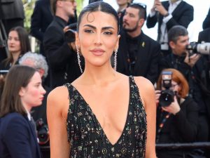 Giulia Salemi sfila a Cannes 2026: look scintillante con maxi scollatura e spacco
