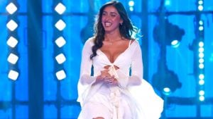 Giulia Stabile torna ad Amici dopo il tour con Rosalìa: sul palco abito trasparente e stivali maxi