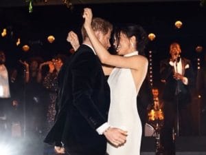 L’anniversario di matrimonio di Harry e Meghan: le foto inedite dei brindisi e dei balli scatenati