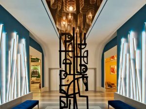 A Napoli c’è un hotel di lusso trasformato in galleria d’arte, con 150 opere esposte in camere e corridoi