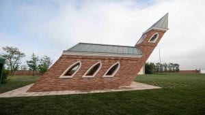A Venezia esiste una chiesa più inclinata della Torre di Pisa e ha un profondo significato simbolico