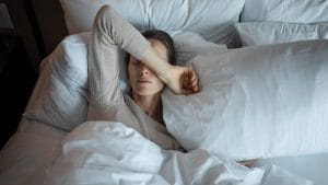 Trucchi per dormire meglio ed evitare l'insonnia, il neurologo Oldani: "Una cena leggera tre o quattro ore prima aiuta"
