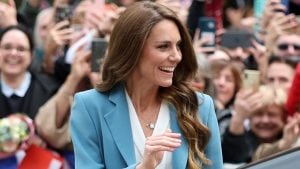 Kate Middleton porta a Reggio Emilia una ventata di colore: col tailleur azzurro omaggia l'Italia