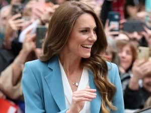 Kate Middleton porta a Reggio Emilia una ventata di colore: col tailleur azzurro omaggia l’Italia