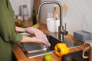 Pollo e uova vanno lavati? L'esperta: "No, si rischia di diffondere batteri in cucina"