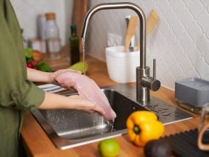 Pollo e uova vanno lavati? L’esperta di sicurezza alimentare Maugliani: “No, si rischia di diffondere batteri in cucina”