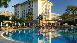 Le regole degli hotel per combattere “la guerra dei lettini” 