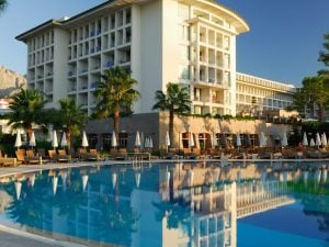 Le regole degli hotel per combattere “la guerra dei lettini” e garantire a tutti un posto negli spazi comuni