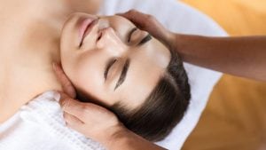 Il boom dei sieri liquid microneedling: sempre più virali sui social, ma possono provocare infezioni e irritazioni