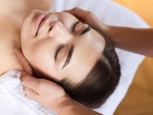 Il boom dei sieri liquid microneedling: sempre più virali sui social, ma possono provocare infezioni e irritazioni