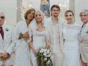 Il matrimonio del figlio di Lorella Cuccarini: camicie di pizzo per lui, abito lungo e corto per la sposa