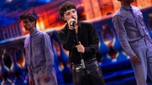 Lorenzo Salvetti vince Amici 2026 con i pantaloni di paillettes e la collana portafortuna