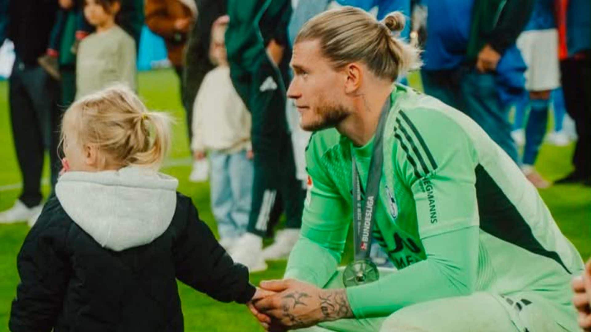 Loris Karius in campo con la piccola Aria: papà e figlia sfilano insieme per l'ultima di campionato